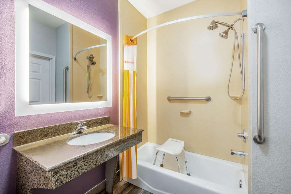La Quinta Inn & Suites by Wyndham Gainesville - photo 7