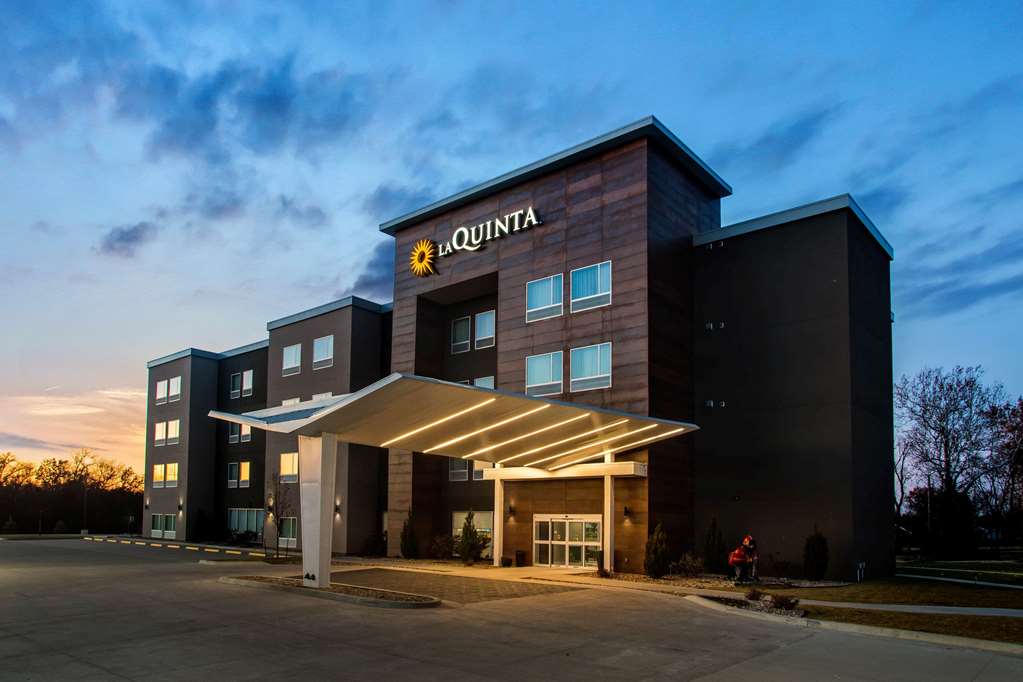 La Quinta Inn & Suites by Wyndham Pittsburg - featured photo