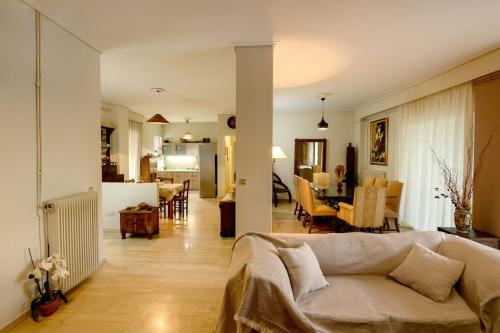 Quiet Family Apartment with Garden And Balconies — 4-Star Luxury Hotel in Voula, Greece