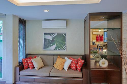 Low Rise House for Groups Near BTS & EmDistrict For Spacious Cozy Stay