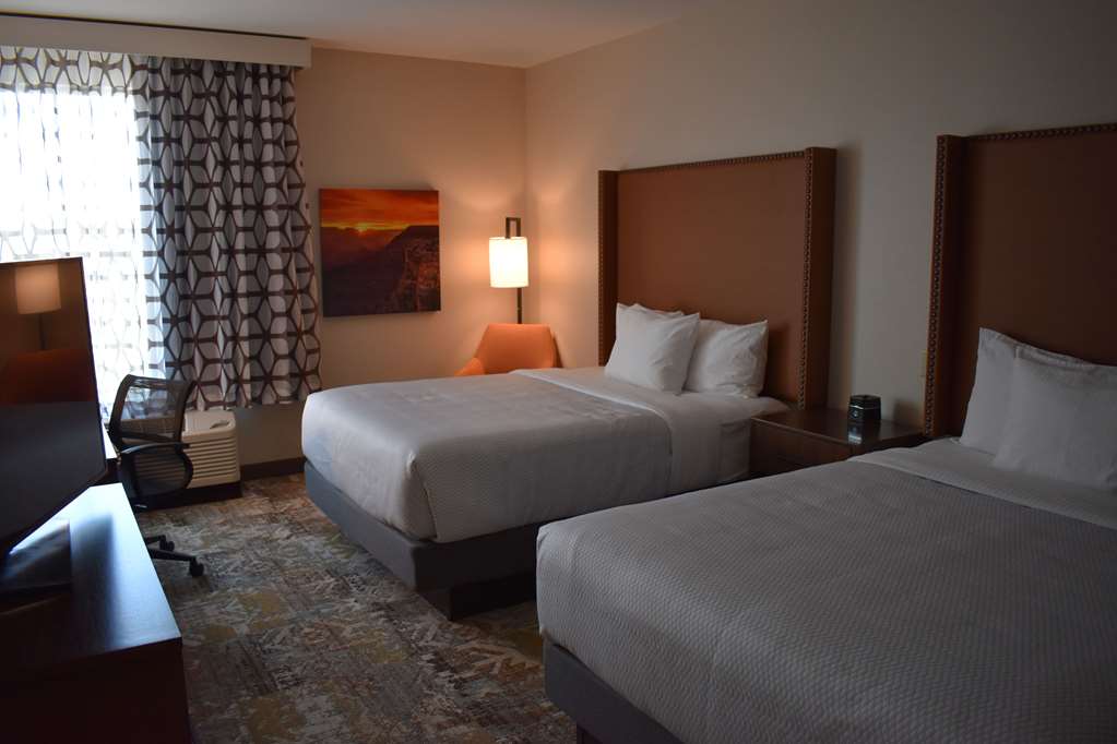 La Quinta Inn & Suites by Wyndham Flagstaff East I - photo 15