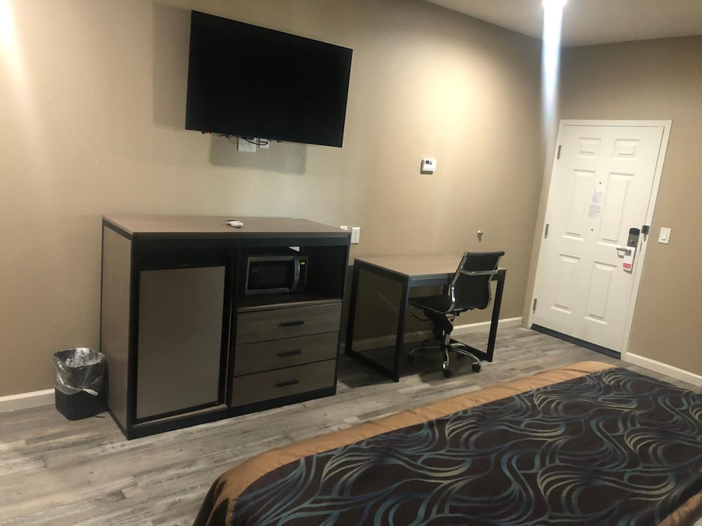 Budget Host Inn and Suites - photo 11