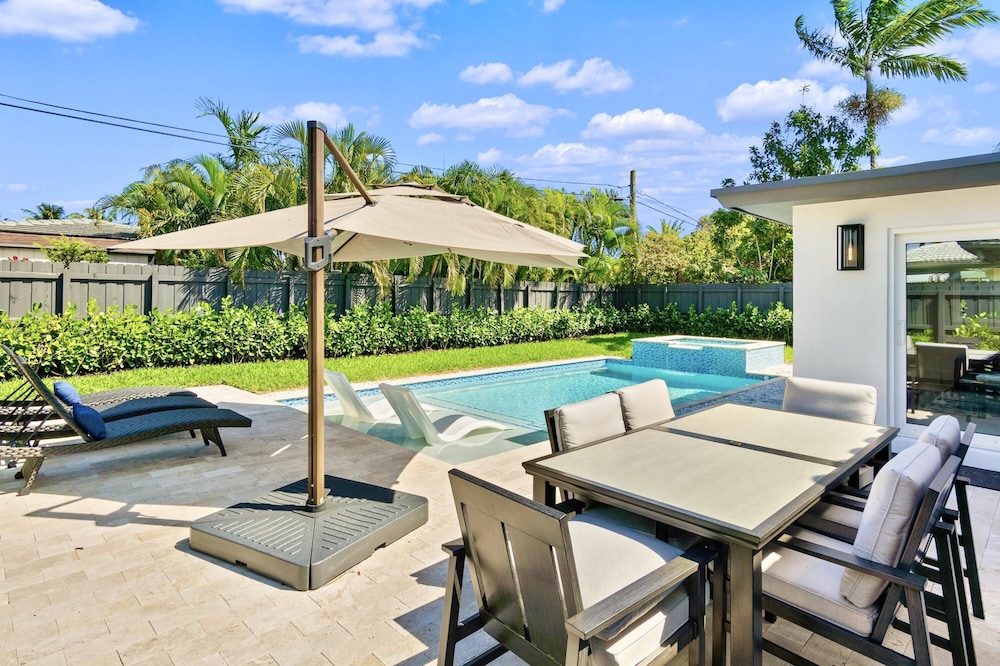Stunning Poolside Luxury Retreat - photo 36
