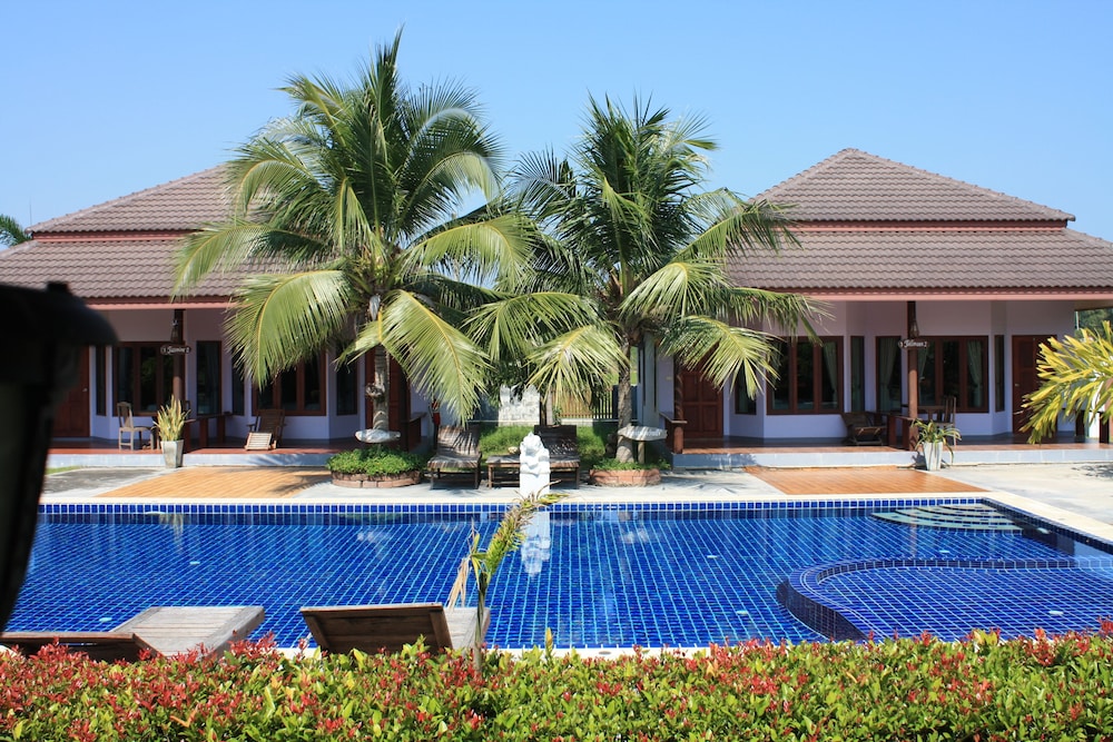 Waterside Resort - carbon neutral hotel in Pran Buri