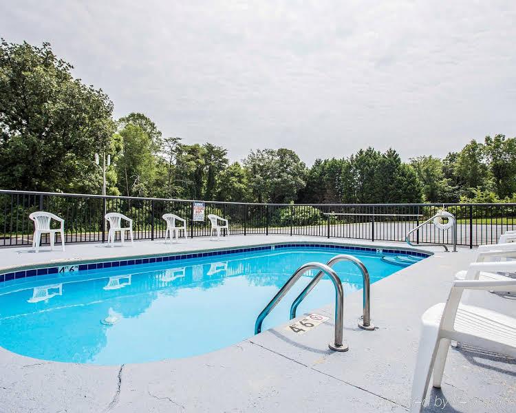 Claremont Inn & Suites - photo 4