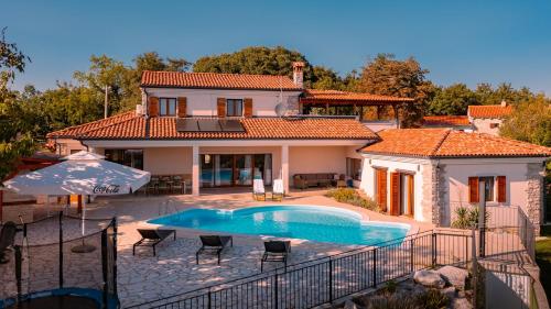 Villa Arton heated swimming pool — 4-Star Luxury Hotel in Zminj, Croatia