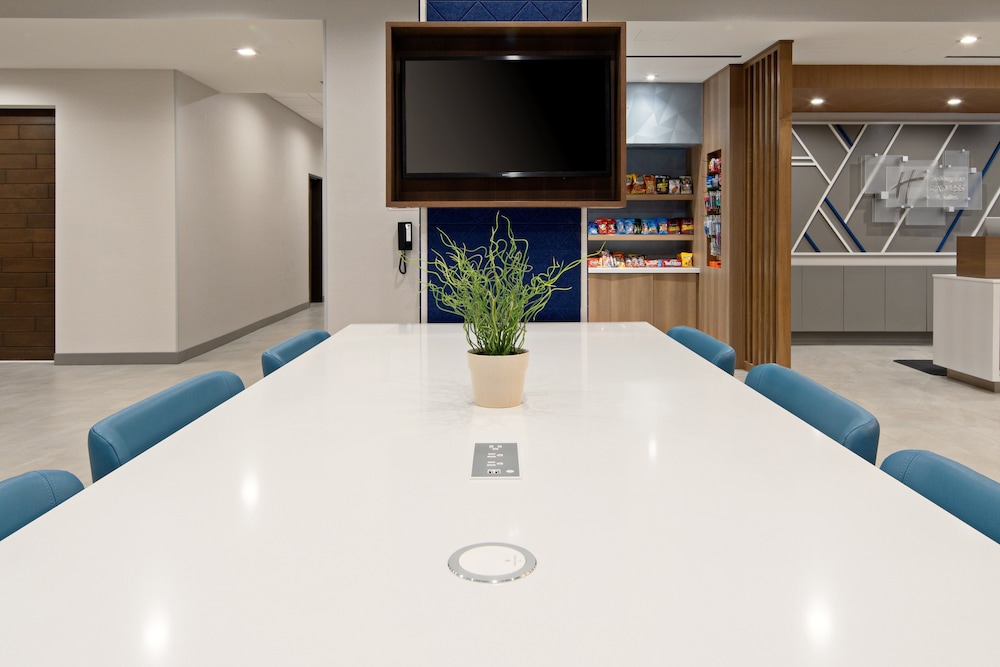 Holiday Inn Express & Suites Valencia Santa Clarita by IHG - photo 3