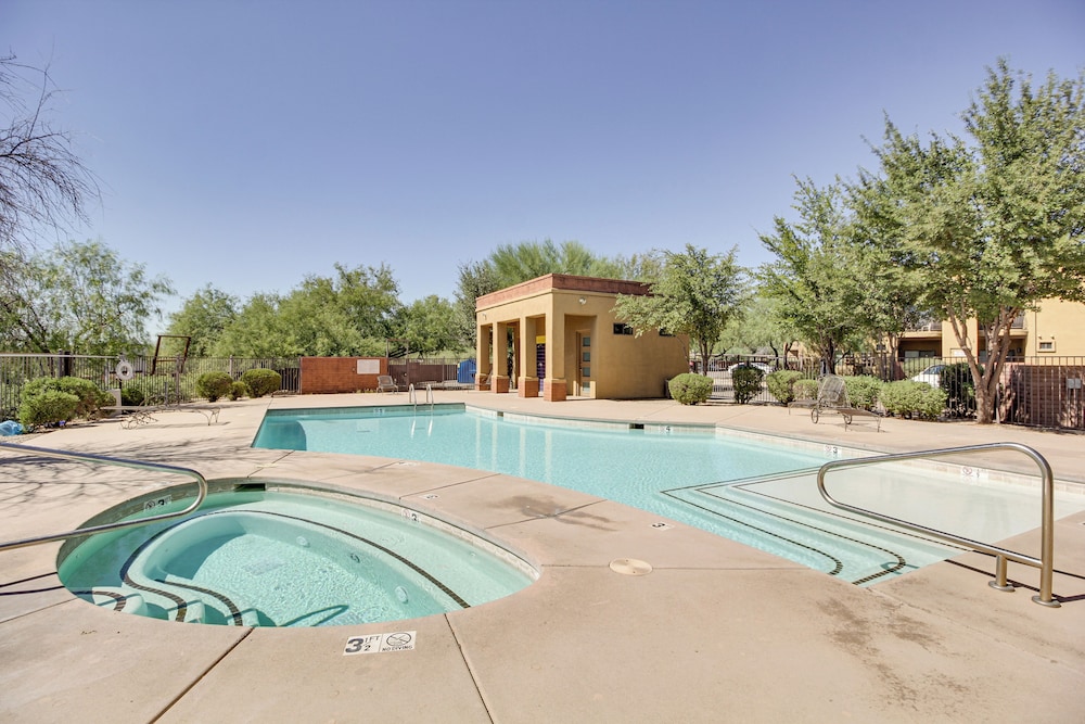 Central Tucson Condo with Community Pool and Hot Tub — 4-Star Luxury Hotel in Tucson, United States