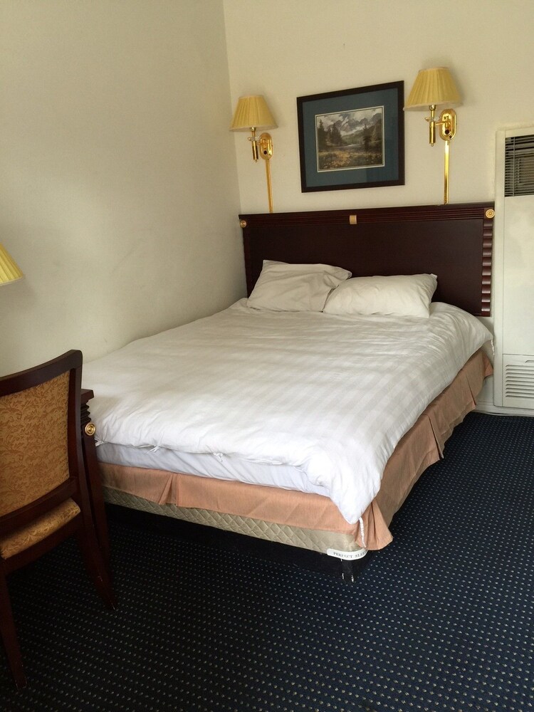 Econo Lodge - photo 11