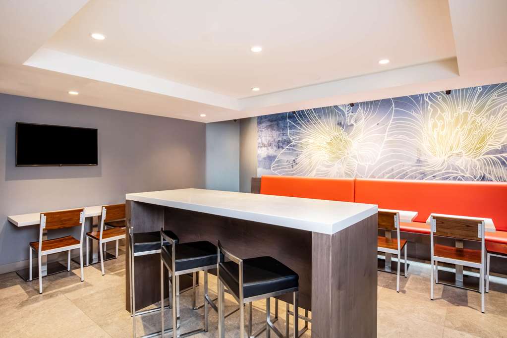 La Quinta Inn & Suites by Wyndham Times Square South - photo 37