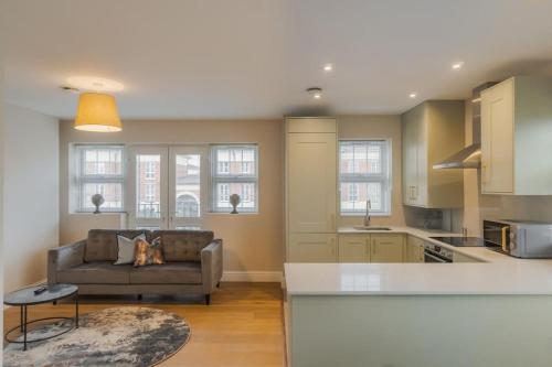 Chic 2 Bed Flat Balcony Allocated Parking By Tempstay — 4-Star Luxury Hotel in Windsor, United Kingdom