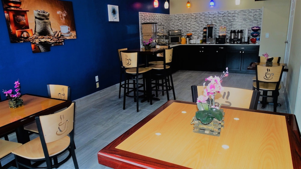 Oak Tree Inn & Suites - photo 33