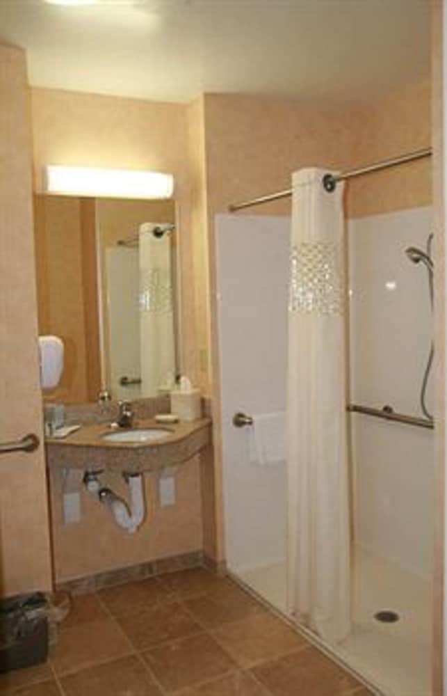 Hampton Inn Pine Grove - photo 14