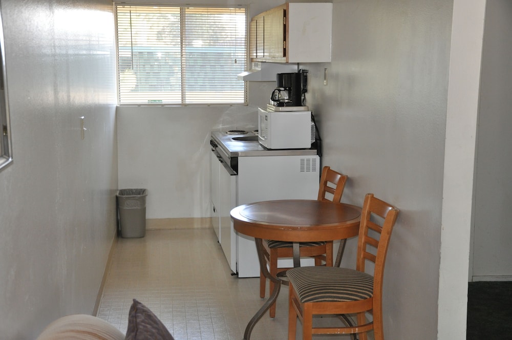 Cedar Inn & Suites - photo 33