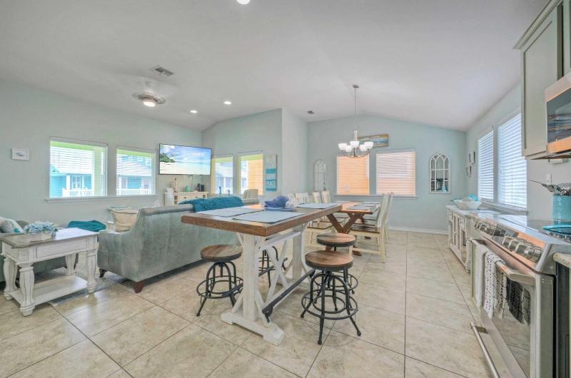 Reel Life Dreams by Avantstay Pool Near Beach - photo 37