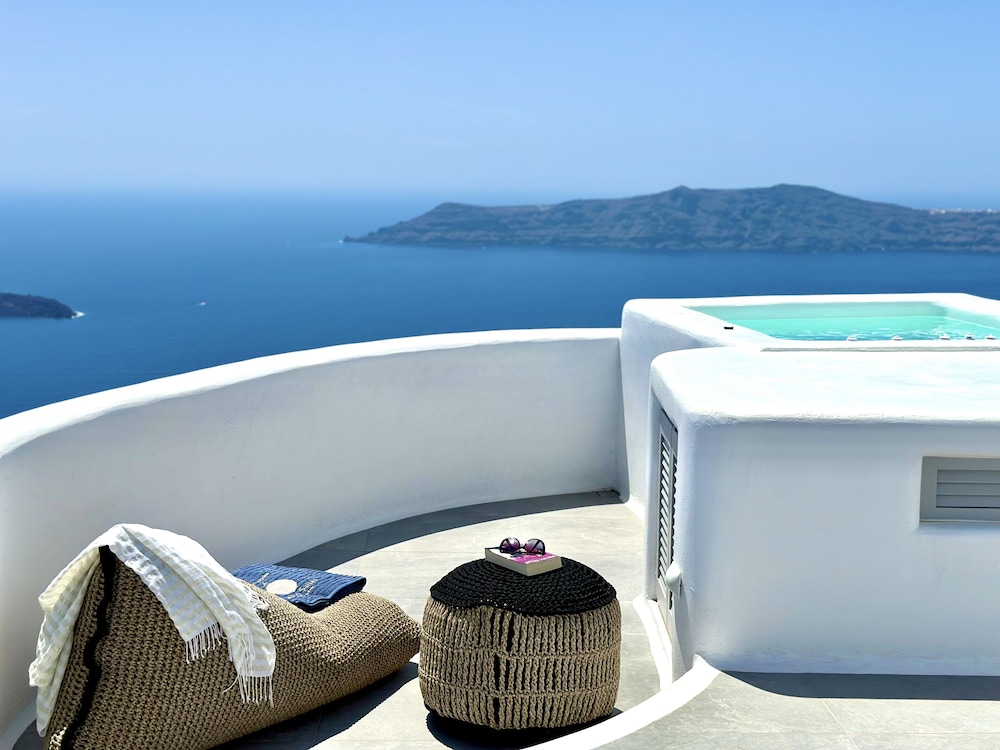 Eteoro Suites — 4-Star Luxury Hotel in Fira, Greece