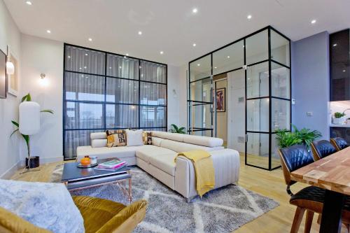 Stylish Penthouse with City Views balcony AC — 4-Star Luxury Hotel in London, United Kingdom