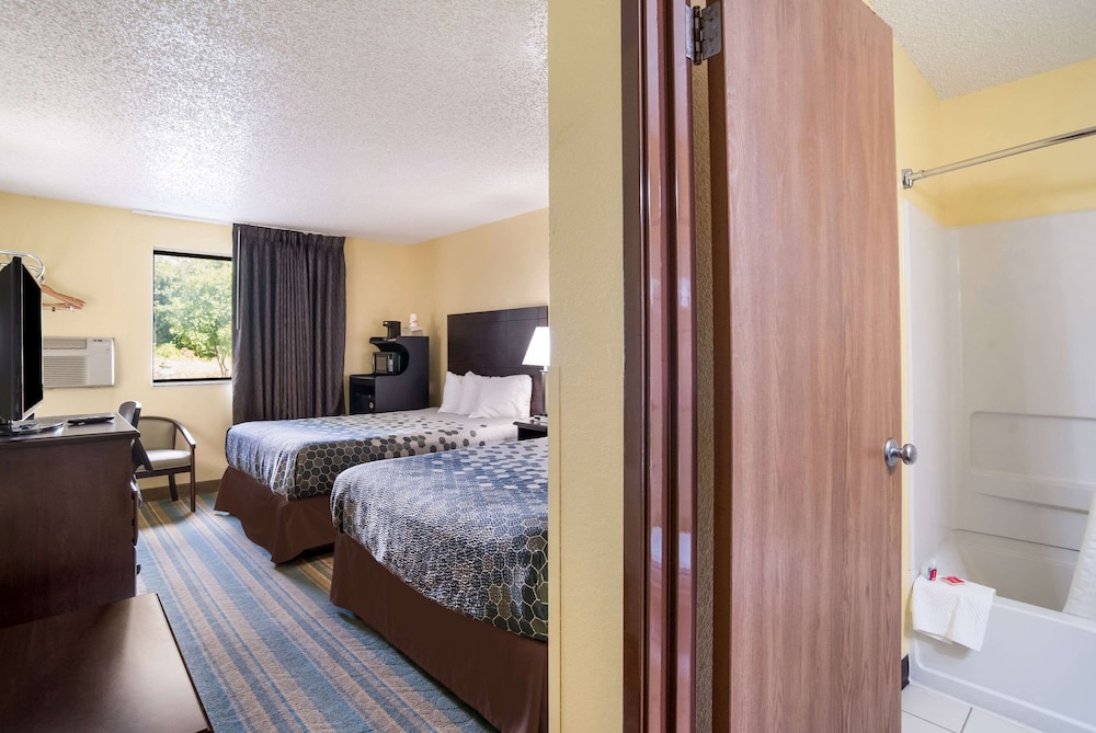 Econo Lodge Spotsylvania Town Center - photo 13