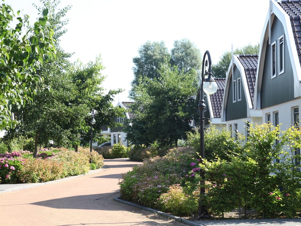 Luxury Holiday Home with Hot Tub at Dutch Coast — 5-Star Luxury Hotel in Bergen, Netherlands