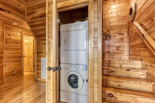 A View From Above Spacious Smoky Mountain Getaway Perfect for Families & Groups - photo 31