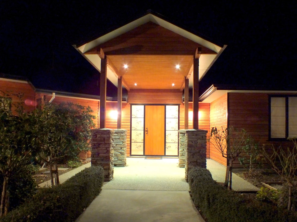 Wanaka Alpine Lodge — 4-Star Luxury Hotel in Wanaka, New Zealand
