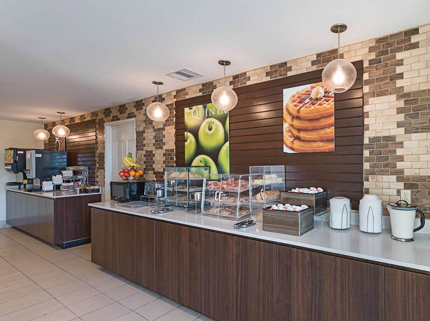 La Quinta Inn & Suites Mathis - photo 10