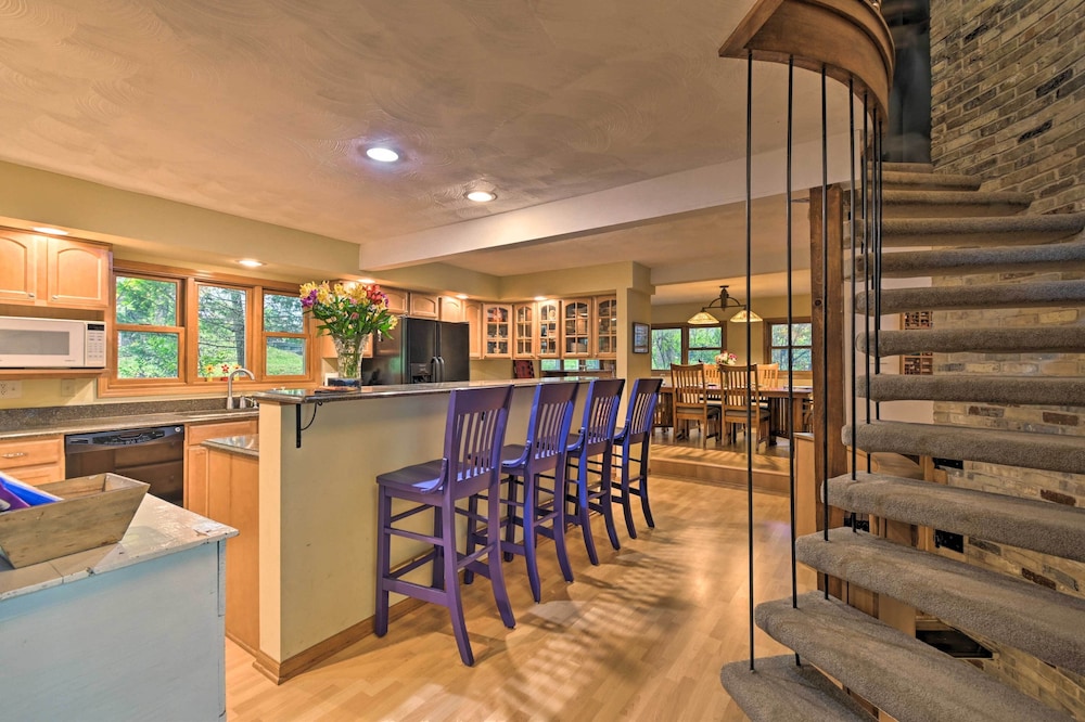 Spacious Lakehouse with Deck Kayaks and Dock in Cambridge, United States