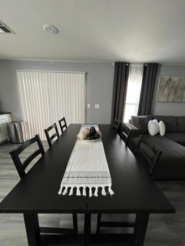 Beautiful 2 story home 20 minutes from the strip