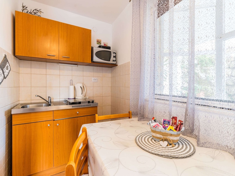 Studio Maro Studio Apartment With Terrace