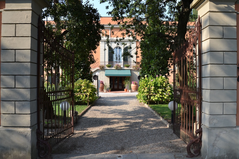 Agriturismo Villa de' Fiori — 4-Star Luxury Hotel in Pistoia, Italy