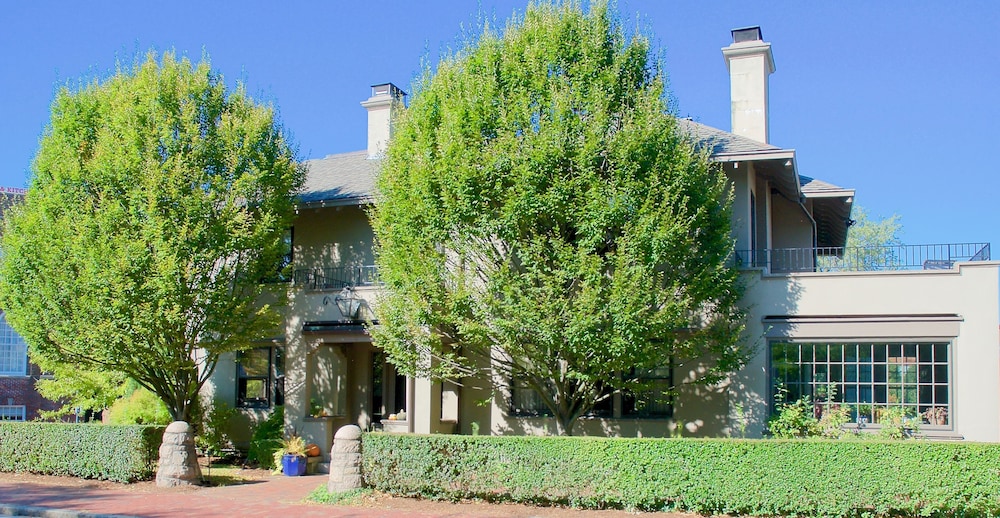 Hilltop Inn in Newport, United States