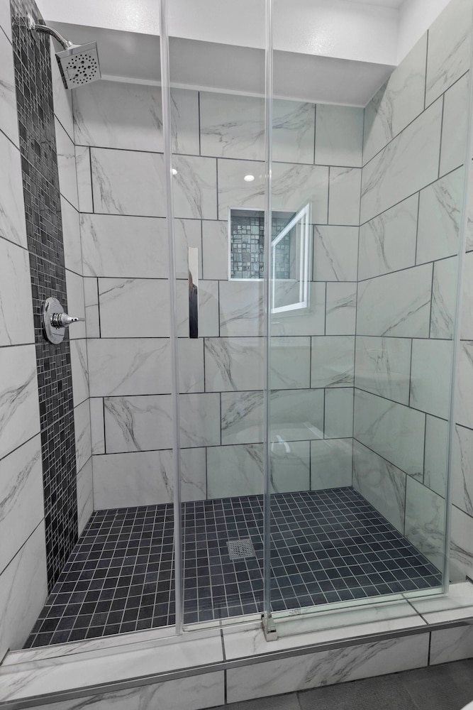 Downey Inn Luxury Suites - photo 16