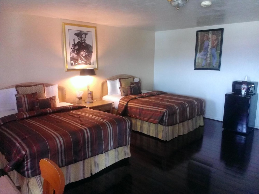 El Trovatore Motel - photo 10