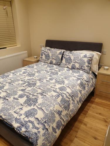 London Luxury 1 bed flat 4 mins to Ilford Stn kitchen garden parking WiFi — 4-Star Luxury Hotel in Ilford, United Kingdom