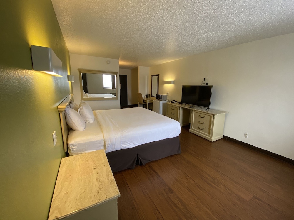 SkyLight Inn Cleveland Willoughby - photo 4