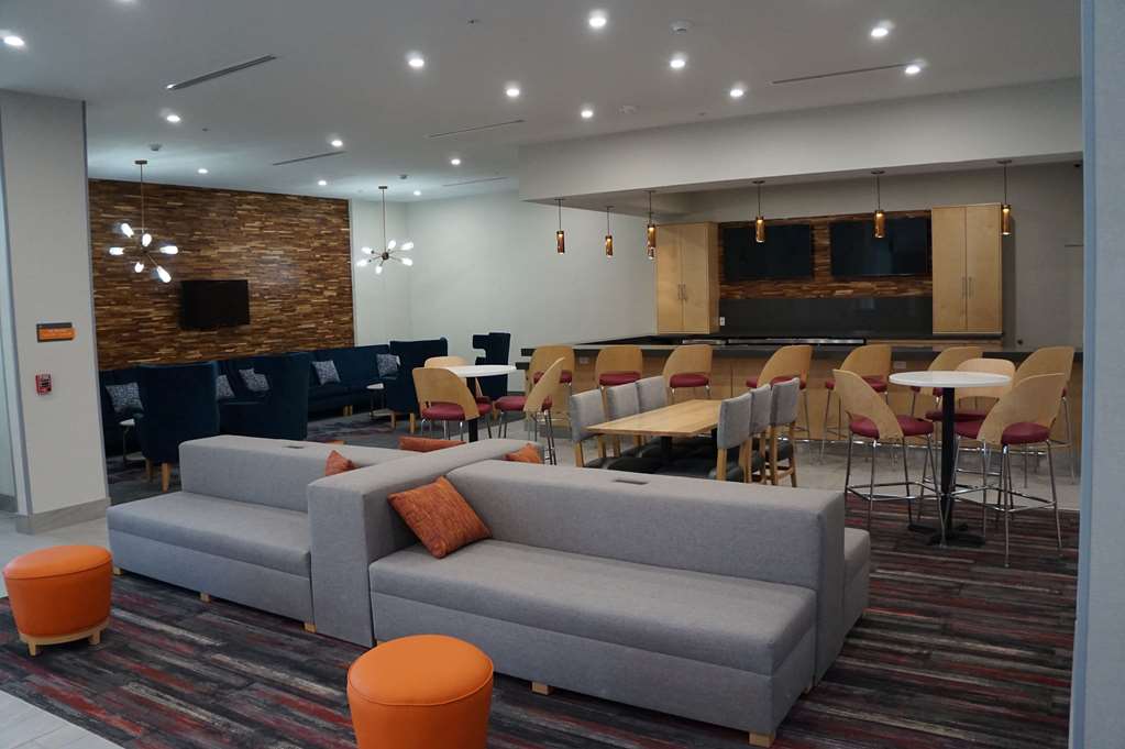La Quinta Inn & Suites by Wyndham Lewisville - photo 46