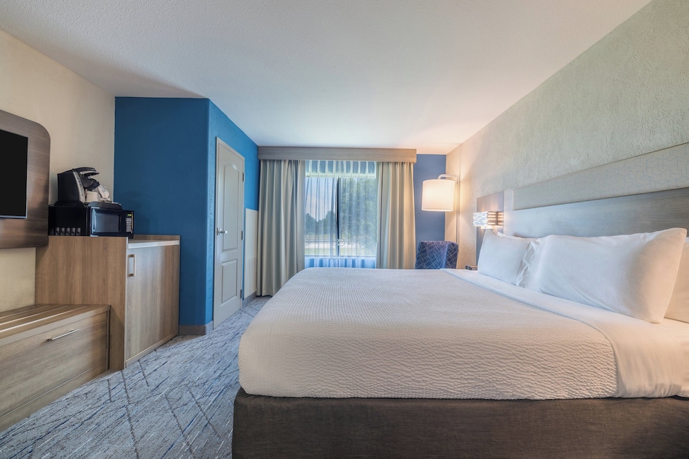 Holiday Inn Express and Suites Kansas City Airport by IHG - photo 16