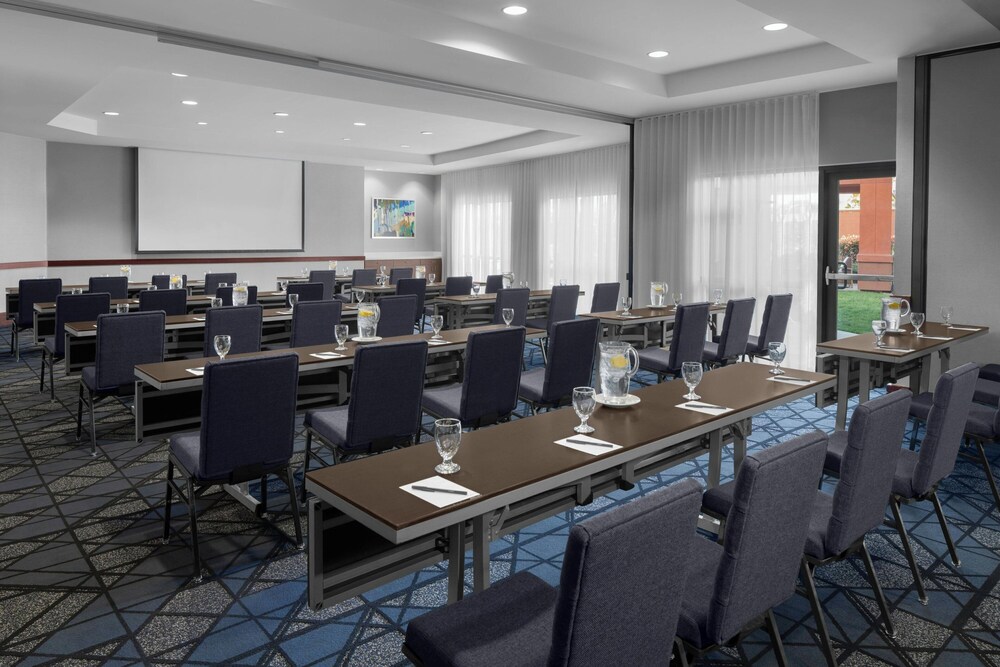 Courtyard by Marriott Los Angeles Burbank Airport - photo 30