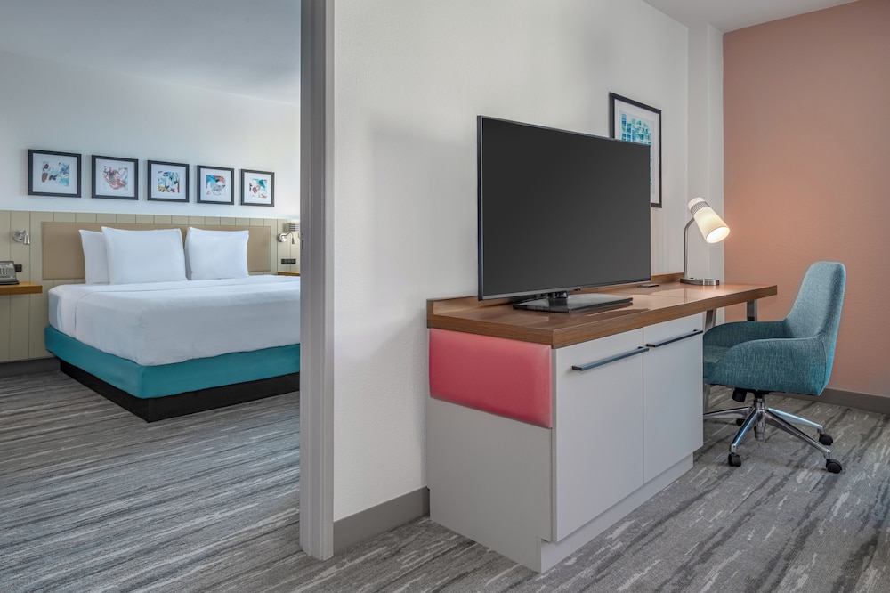 La Quinta Inn & Suites by Wyndham LAX - photo 5