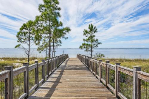 Port St Joe Escape with Golf Cart and Pool Access — 4-Star Luxury Hotel in Port Saint Joe, United States