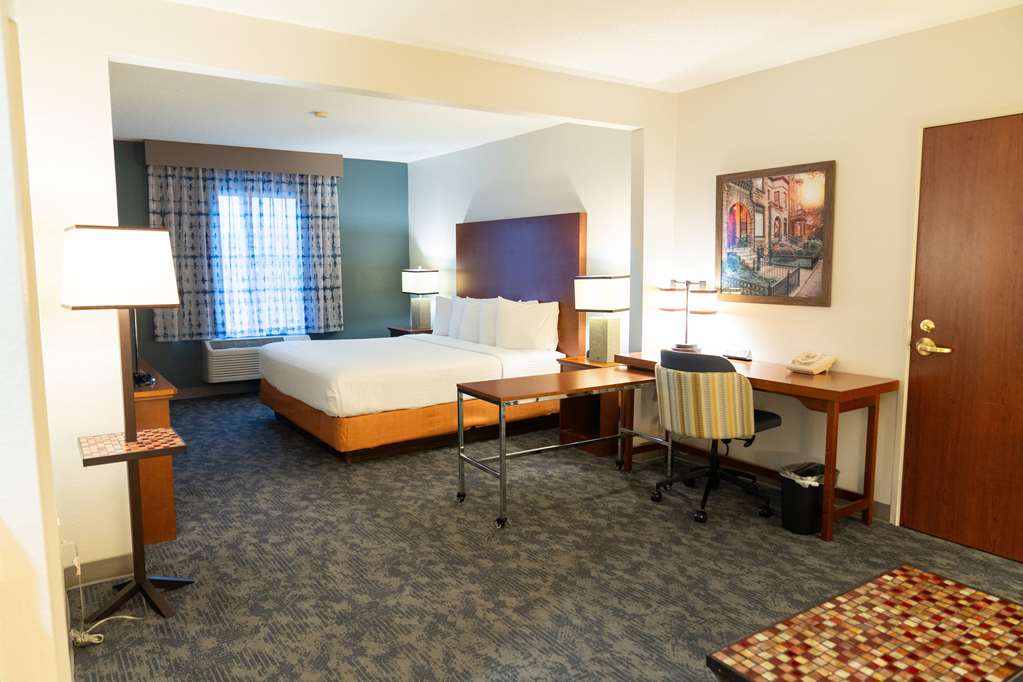 La Quinta Inn & Suites by Wyndham Bannockburn Deerfield - photo 28