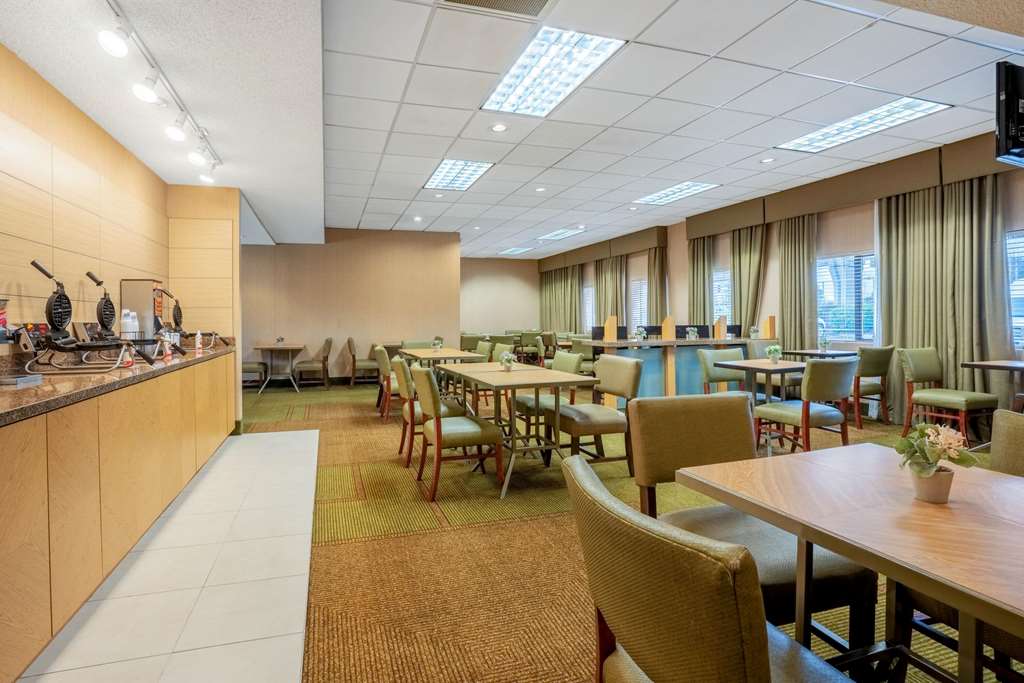 La Quinta Inn & Suites by Wyndham Seattle Sea Tac Airport - photo 8