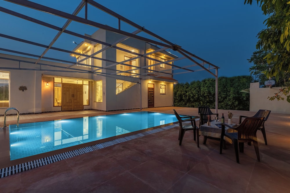 Alaya Stays Raga 2BHK Farmstay with an entertainment lounge in Sohna, India