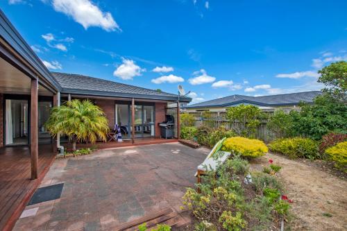Bream Bay Bach Ruakaka Holiday Home — 4-Star Luxury Hotel in Ruakaka, New Zealand