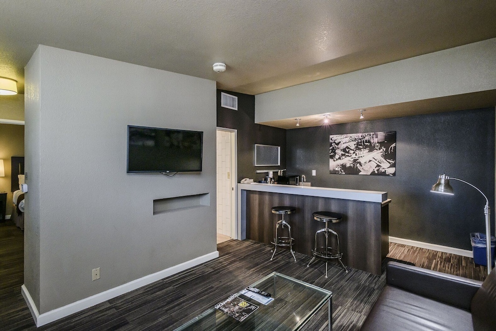Lions Gate Hotel - photo 27