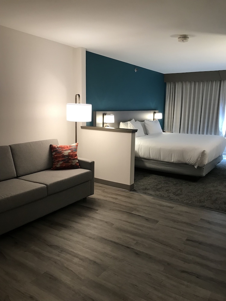 Comfort Inn & Suites NW Milwaukee - photo 16
