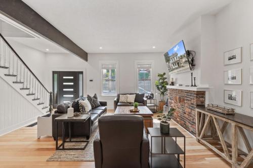 3BR Stylish Retreat Minutes from Downtown Pittsburgh Free 3 Car Parking in Pittsburgh, United States