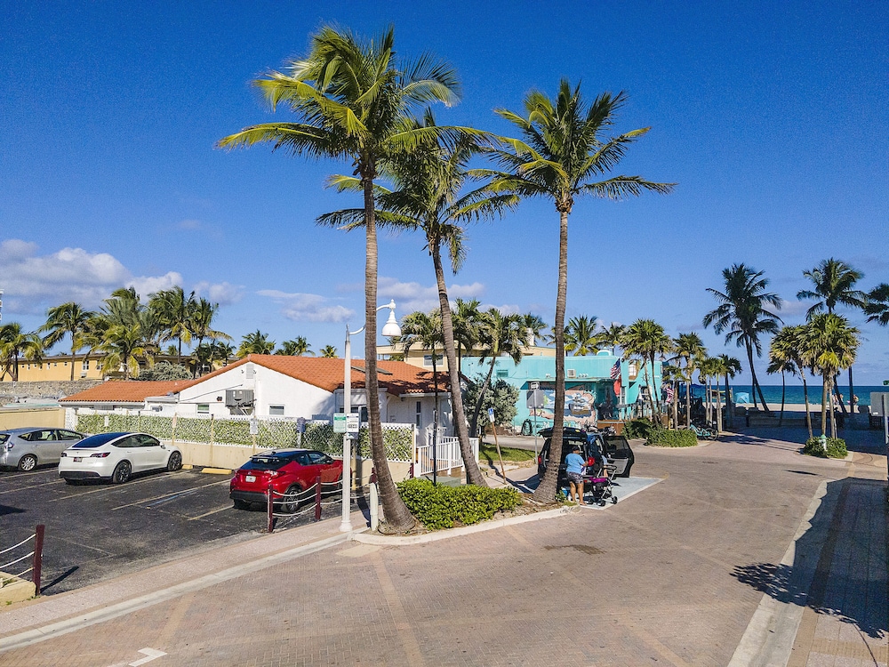 Tropic Isle Hotel and Apartment - photo 43