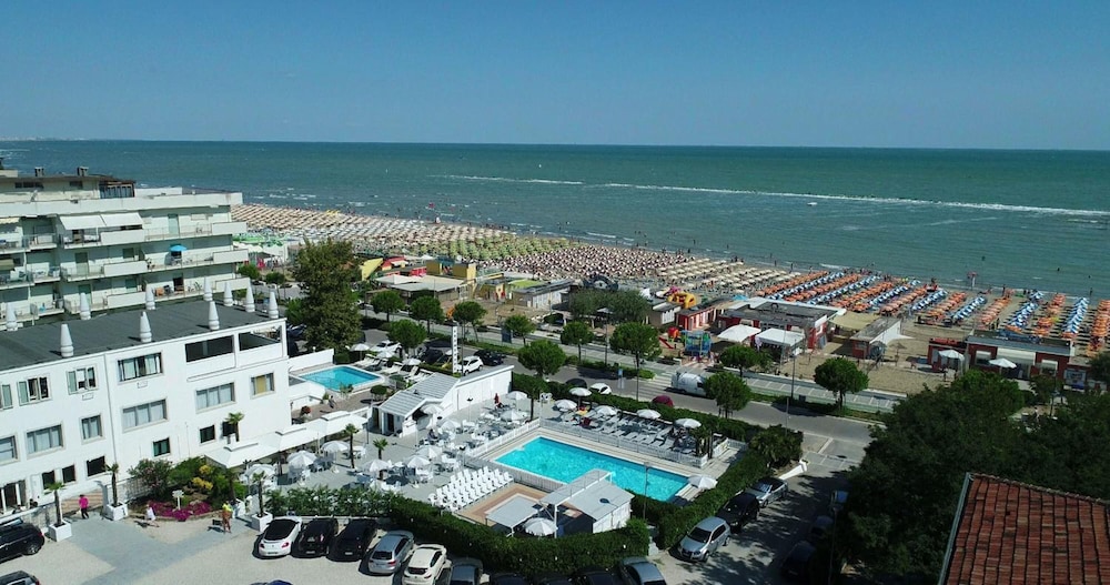 Hotel Promenade Universale — Cesenatico