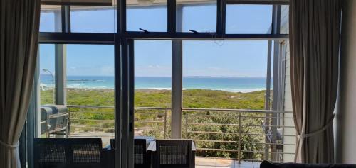 Beachfront 3 Bedroom with Robben Island Views